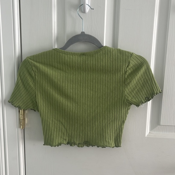 Shein Cropped Tee. - Picture 2 of 3